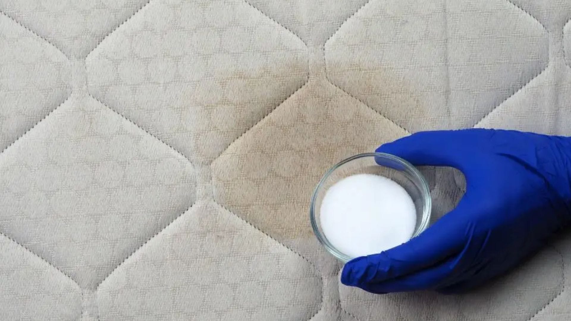 como tirar mancha de sangue do colchão, remover mancha de sangue, limpeza colchão, mancha de sangue colchão, dicas de limpeza, como limpar colchão, sangue no colchão, remover manchas de colchão